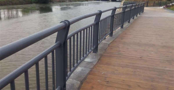 河道防护栏杆的立柱安装的要点是什么？