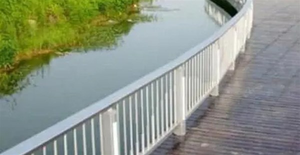 河道栏杆高度设计规范有哪些？