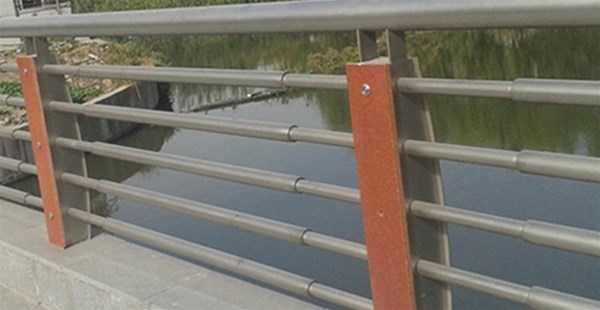 不锈钢桥梁防撞护栏的刷油漆注意事项